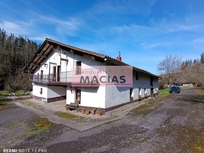 Caserío en venta en Errigoitia, con 3 dormitorios, baño, aseo, balcón y terreno