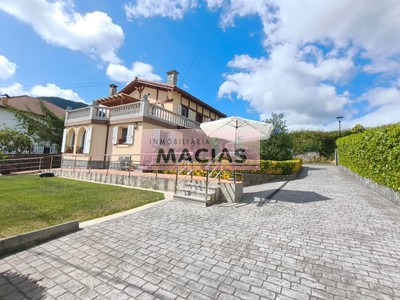 Chalet en venta en Forua, Elejalde, con 6 dormitorios, 2 baños, aseo, 2 plazas de garaje, trastero, 2 terrazas y terreno
