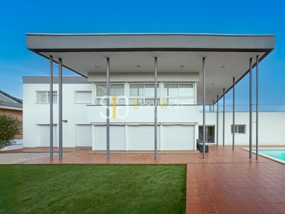 Casa en venta en Amposta, con 5 dormitorios, 4 baños, 5 plazas de garaje, trastero y 3 terrazas