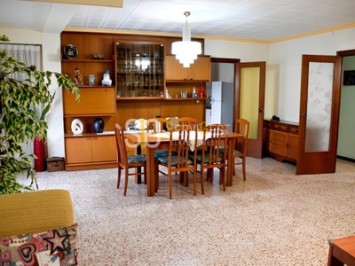 Piso en venta en Tortosa, con 4 dormitorios, baño, aseo, trastero y balcón