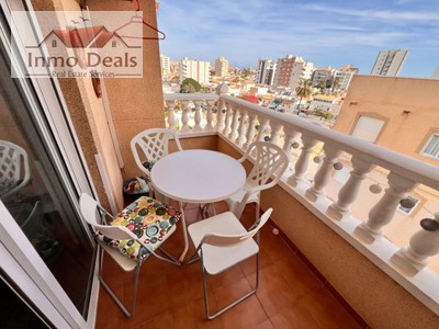 Apartamento en venta en Torrevieja, Nueva Torrevieja, con 2 dormitorios, baño, plaza de garaje y balcón