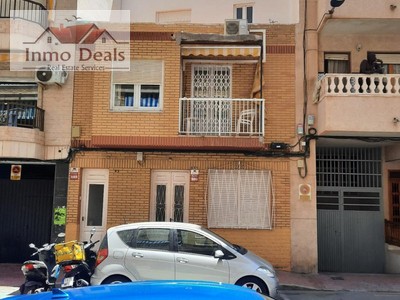 Casa en venta en Torrevieja, Playa Del Cura, con 8 dormitorios, 3 baños, aseo, plaza de garaje y trastero
