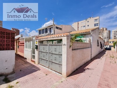 Bungalow en venta en Torrevieja, Nueva Torrevieja, con 3 dormitorios, baño, balcón y terreno