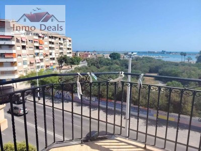 Apartamento en venta en Torrevieja, Puerto Deportivo, con 3 dormitorios, baño y balcón