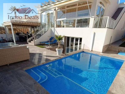 Chalet en venta en Orihuela Costa, Los Almendros-florida, con 3 dormitorios, 3 baños, plaza de garaje, trastero, 3 terrazas y terreno