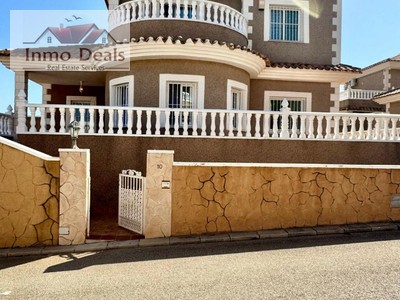 Chalet en venta en Orihuela Costa, Los Altos De Eden, con 5 dormitorios, 3 baños, plaza de garaje y 2 balcones