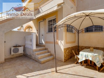 Bungalow en venta en Torrevieja, Torreta, con 2 dormitorios, baño y balcón