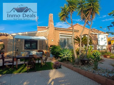 Adosado en venta en Torrevieja, Aguas Nuevas, con 3 dormitorios, 2 baños, 2 plazas de garaje, trastero, 2 balcones, 2 terrazas y terreno