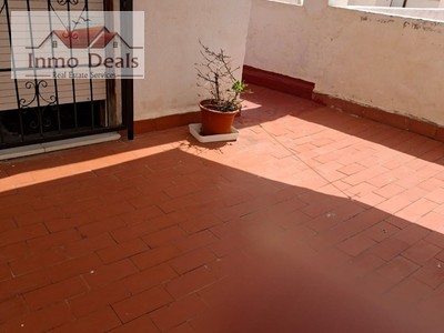 Duplex en venta en Torrevieja, Playa Acequion, con 3 dormitorios, baño, 2 balcones, 2 terrazas y terreno