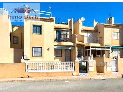 Bungalow en venta en Torrevieja, Chapparal, con 2 dormitorios, baño, balcón y 2 terrazas