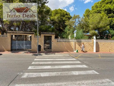 Chalet en venta en Orihuela Costa, Los Balcones-los Altos, con 6 dormitorios, 3 baños, 4 plazas de garaje, trastero, 4 balcones y terreno