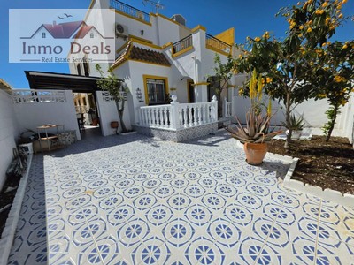Adosado en venta en Torrevieja, Torreta, con 3 dormitorios, 2 baños, plaza de garaje, trastero y 2 balcones