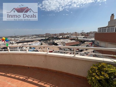 Ático en venta en Torrevieja, El Molino, con 3 dormitorios, baño, aseo y balcón