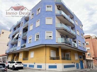 Ático en venta en Torrevieja, El Molino, con 2 dormitorios, baño, plaza de garaje, balcón y terraza