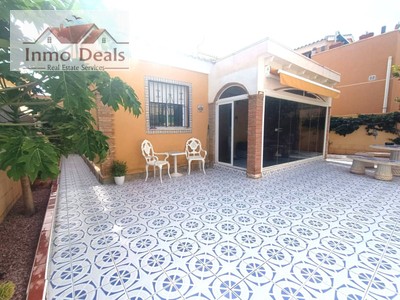 Chalet en venta en Torrevieja, Los Altos-los Balcones, con 3 dormitorios, 2 baños, plaza de garaje, 3 balcones y 3 terrazas