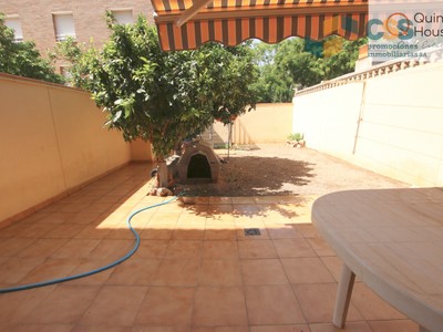 Adosado en venta en Castelldefels, con 4 dormitorios, 3 baños, aseo, 2 plazas de garaje, trastero y terreno