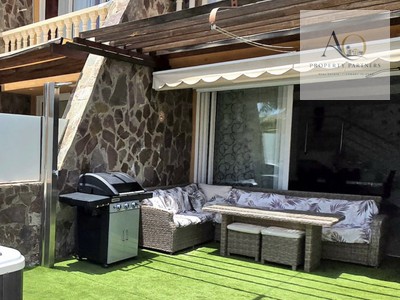 Adosado en venta en Puerto Rico, con 2 dormitorios, baño, aseo, plaza de garaje, trastero, balcón y terraza