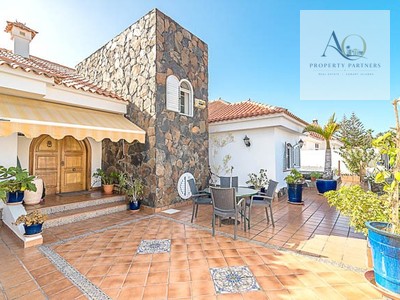 Chalet en venta en Maspalomas, con 7 dormitorios, 4 baños, aseo, 2 plazas de garaje, trastero, balcón, 5 terrazas y terreno