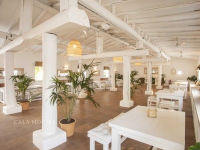 Restaurante en venta con opción de construir viviendas en Ciutadella, Calan Blanes, Menorca