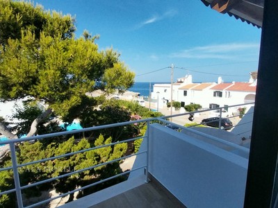 Apartamento dúplex con vistas al mar en Cala Blanca, Menorca, a 20 metros del mar