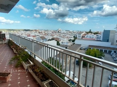 Gran Piso en el Centro de Mahón – 4 Dormitorios, 2 Baños y Gran Potencial de Reforma