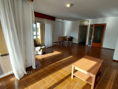 Amplio y luminoso piso en Mahón, de 4 dormitorios y 2 baños, cerca del centro