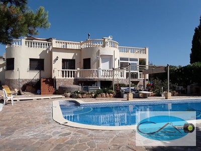 Chalet en venta en El Perello, con 4 dormitorios, 3 baños, 4 plazas de garaje, trastero, 2 terrazas y terreno