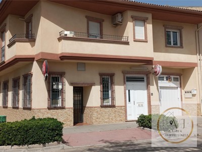 Casa en venta en Alcala La Real, con 3 dormitorios, baño, 2 aseos, plaza de garaje, trastero, 3 balcones y terraza