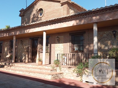 Chalet en venta en Antequera, Norte, con 4 dormitorios, 3 baños, plaza de garaje, trastero, balcón y terreno