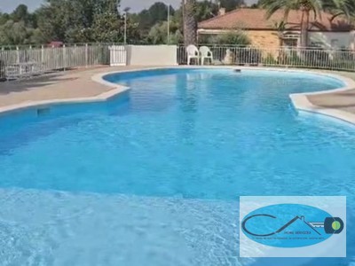 Chalet en venta en Alcanar-platja, con 3 dormitorios, 2 baños, aseo, plaza de garaje, terraza y terreno