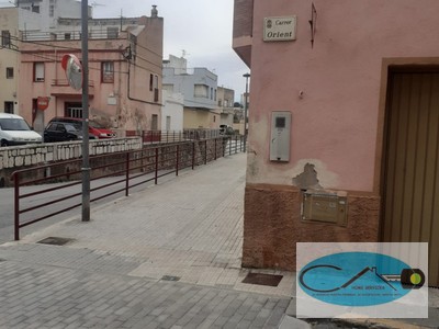 Casa en venta en Amposta, Grau, con 2 dormitorios, baño, plaza de garaje y terraza
