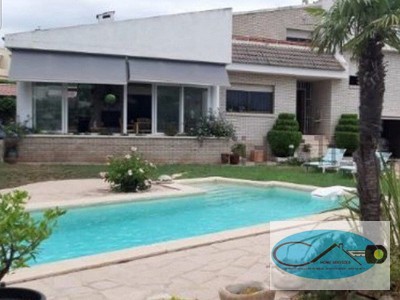 Chalet en venta en Alcanar-platja, con 4 dormitorios, 3 baños, plaza de garaje, balcón y 2 terrazas