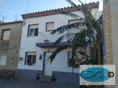 Casa en venta en Deltebre, con 4 dormitorios, 2 baños, 2 balcones y 2 terrazas
