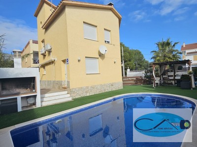 Chalet en alquiler en Alcanar, Alcanar Playa, con 4 dormitorios, 2 baños, aseo, plaza de garaje y terraza