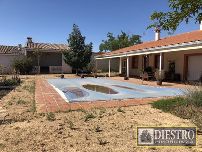 Chalet en venta en Yelbes, con 4 dormitorios, 3 baños, 3 plazas de garaje, trastero, 600 terrazas y terreno