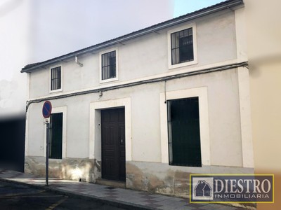 Casa en venta en Don Benito, Avd. Constitucion, con 4 dormitorios, baño y terreno