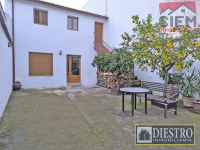 Casa en venta en Miajadas, con 3 dormitorios y 2 baños