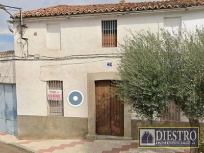 Casa en venta en Castuera, con 4 dormitorios y baño