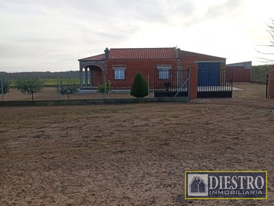 Chalet en venta en Mengabril, con 3 dormitorios y baño