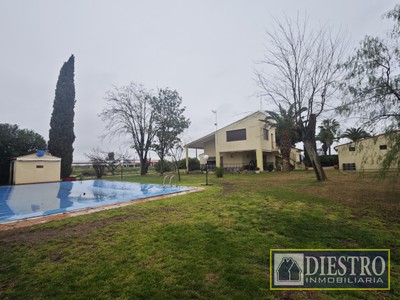 Chalet en venta en Villanueva De La Serena, con 4 dormitorios y 2 baños