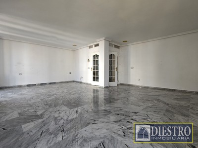 Piso en venta en Don Benito, Avd. Constitucion, con 5 dormitorios y 3 baños
