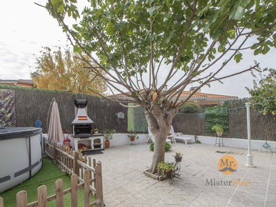 Chalet en venta en Serranillos Del Valle, con 4 dormitorios, 2 baños y 2 plazas de garaje