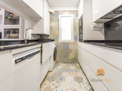 Piso en venta en Madrid, con 2 dormitorios, baño, plaza de garaje y trastero