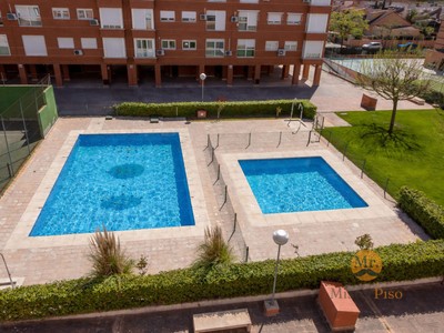 Piso en venta en Leganés, con 3 dormitorios, 2 baños, plaza de garaje, trastero y terraza