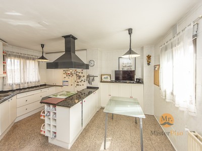 Piso en venta en Leganés, con 5 dormitorios, 2 baños, plaza de garaje, trastero y terraza