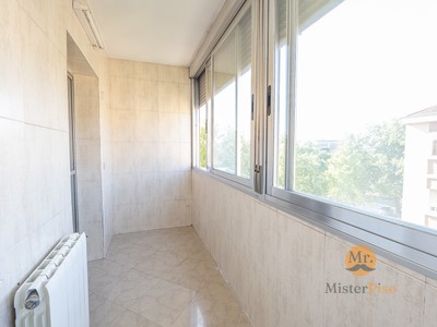 Piso en venta en Leganés, con 3 dormitorios, baño y terraza
