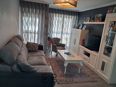 Piso en venta en Erandio, con 3 dormitorios, 2 baños, plaza de garaje, trastero y balcón