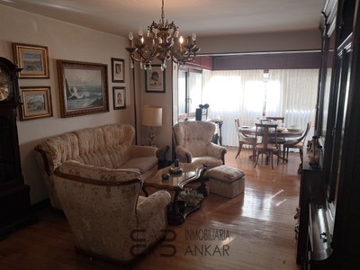 Piso en venta en Bilbao, con 3 dormitorios, baño, aseo, plaza de garaje y trastero