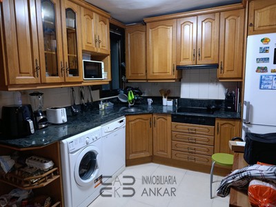 Piso en venta en Erandio, Zona Peatonal, con 2 dormitorios, baño, 2 balcones y terreno