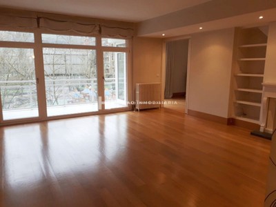 Piso en venta en Bilbao, con 3 dormitorios, 2 baños, plaza de garaje y trastero